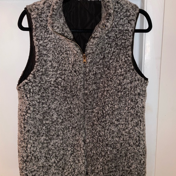 Reversible Vest (Black & Fluffy Gray) - Picture 6 of 6